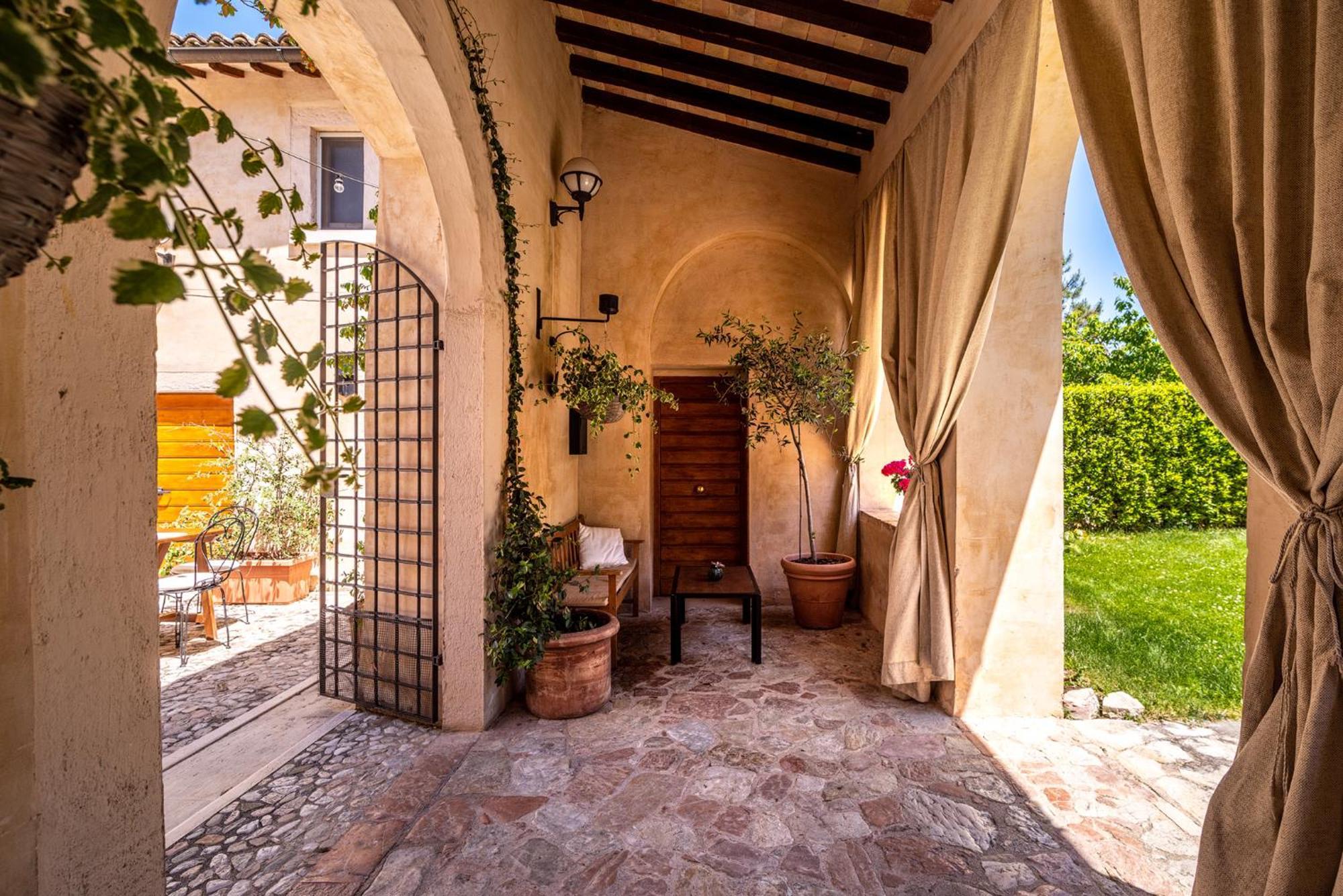 Ex Convento Santa Croce-Country Resort Сант'Анатолия-ди-Нарко Экстерьер фото