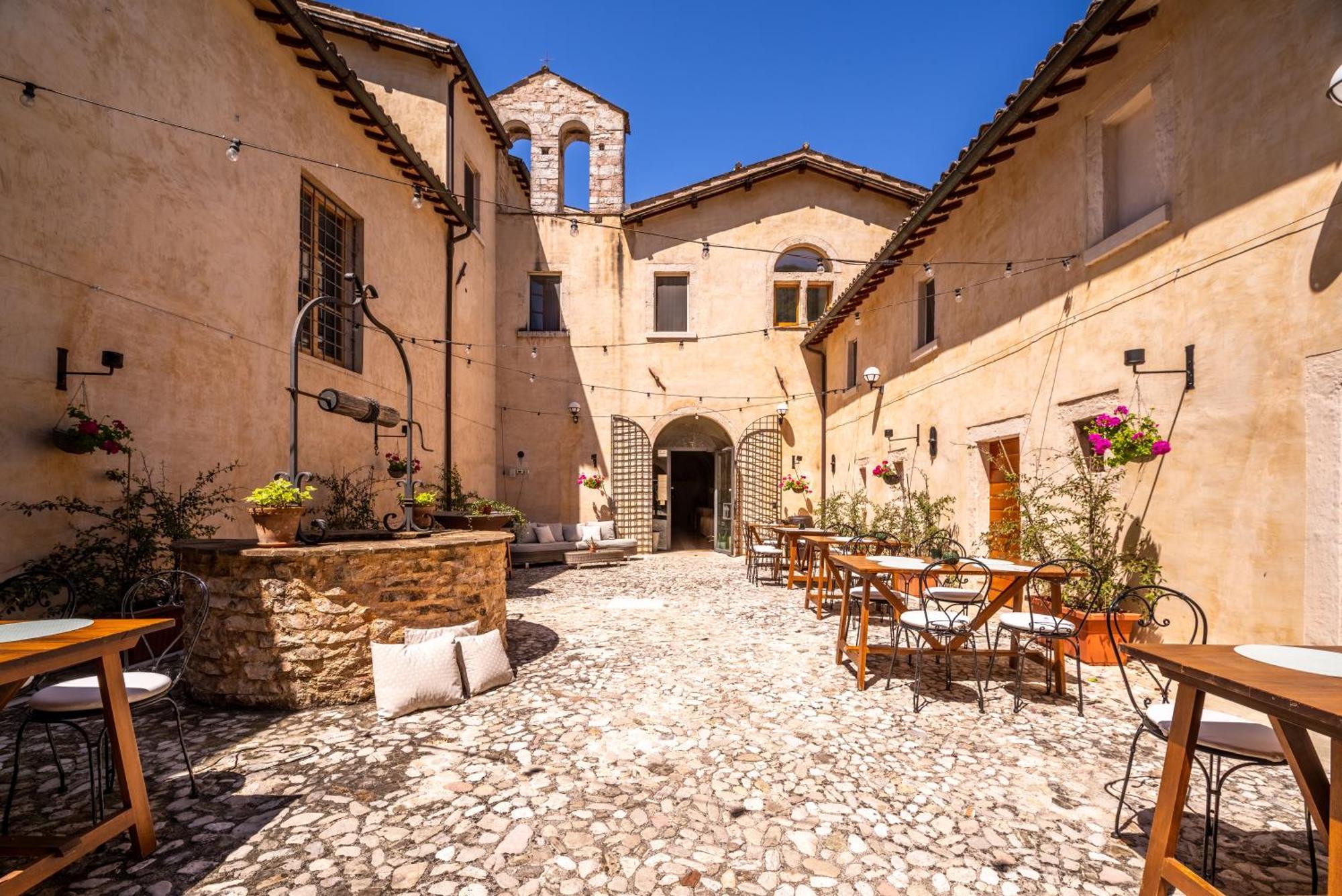 Ex Convento Santa Croce-Country Resort Сант'Анатолия-ди-Нарко Экстерьер фото