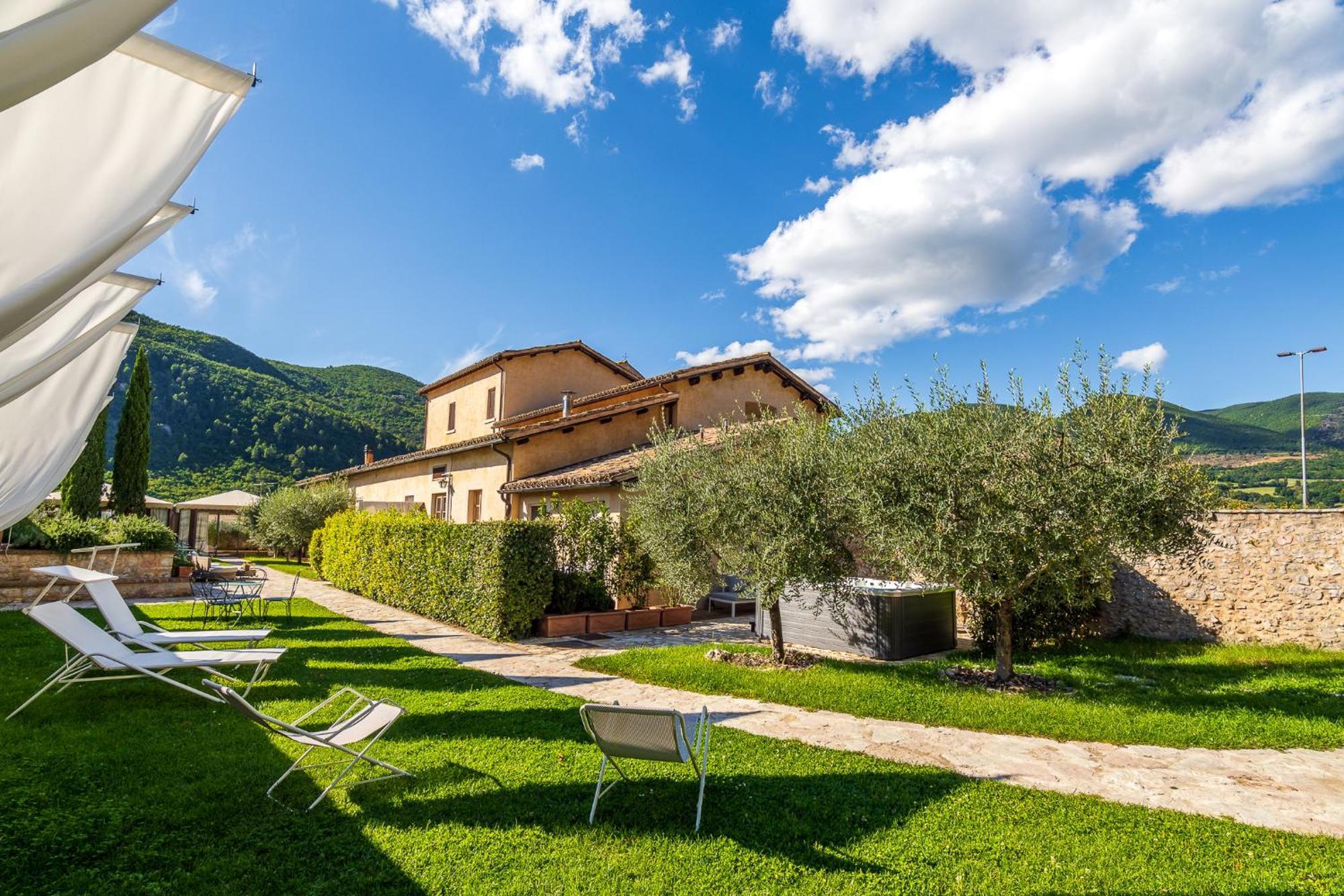 Ex Convento Santa Croce-Country Resort Сант'Анатолия-ди-Нарко Экстерьер фото
